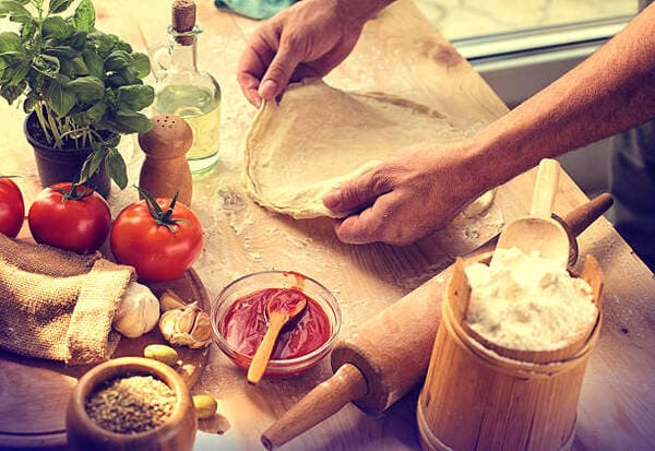 Preparación de ingredientes en una mesa de cocina